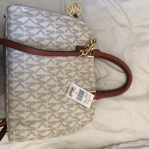 ✨Micheal Kors Jet Set Travel LG Satchel Vanilla